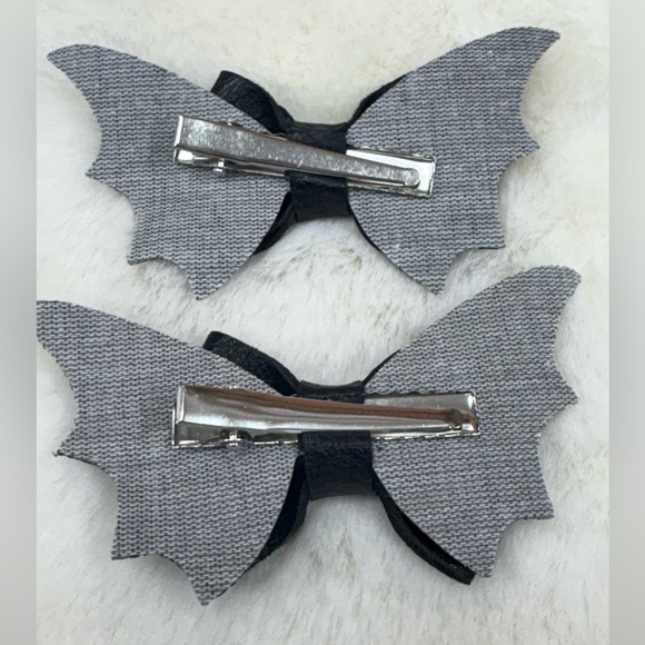 Bat 🦇 bows! - Picture 5 of 6